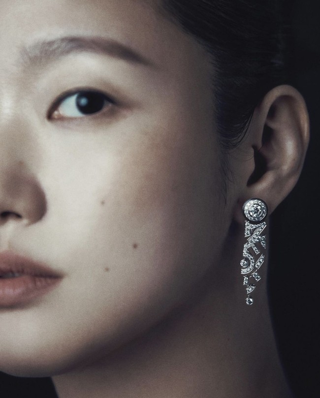 Sementara itu, Kim Go Eun akan membintangi drama Korea terbaru Netflix The Price of Confession bersama Jeon Do Yeon, Park Hae Soo, dan Jin Sun Kyu. Jadwal penayangan drama bergenre thriller mystery itu masih dirahasiakan dan meningkatkan ekspektasi penggemar. Foto: dok. W Korea