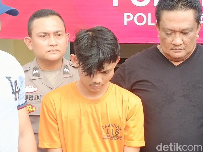 Klinton AL Holiab Sinaga saat konferensi pers atas kasus penembakan mahasiswa PKL di Bawaslu Lampung.