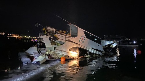 Kondisi speed boat Ocean Queen yang meledak di perairan Labuan Bajo, Manggarai Barat, Nusa Tenggara Timur (NTT), Jumat (30/8/2024) malam. (Foto: Istimewa)
