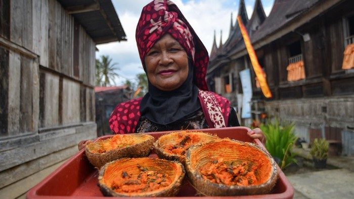 Seorang ibu menunjukan kuliner tradisional Samba Baluik dalam Tampuruang saat Festival Matrilineal Limpapeh di Desa Saribu Gonjong (Sarugo), Nagari Koto Tinggi, Limapuluh Kota, Sumatera Barat, Sabtu (31/8/2024). Festival yang mengangkat tema perempuan dalam Minangkabau itu juga menggelar eksebisi kuliner tradisional khas kampung wisata Sarugo yang bisa dicicipi langsung oleh pengunjung. ANTARA FOTO/Iggoy el Fitra/Spt.