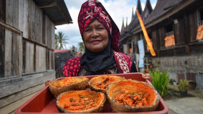 Kuliner tradisional kampung wisata Sarugo Seorang ibu menunjukan kuliner tradisional Samba Baluik dalam Tampuruang saat Festival Matrilineal Limpapeh di Desa Saribu Gonjong (Sarugo), Nagari Koto Tinggi, Limapuluh Kota, Sumatera Barat, Sabtu (31/8/2024). Festival yang mengangkat tema perempuan dalam Minangkabau itu juga menggelar eksebisi kuliner tradisional khas kampung wisata Sarugo yang bisa dicicipi langsung oleh pengunjung. ANTARA FOTO/Iggoy el Fitra/Spt.