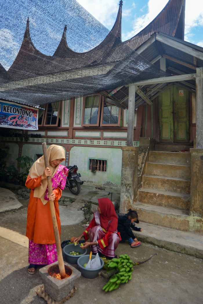 Kuliner tradisional kampung wisata Sarugo Seorang ibu menunjukan kuliner tradisional Samba Baluik dalam Tampuruang saat Festival Matrilineal Limpapeh di Desa Saribu Gonjong (Sarugo), Nagari Koto Tinggi, Limapuluh Kota, Sumatera Barat, Sabtu (31/8/2024). Festival yang mengangkat tema perempuan dalam Minangkabau itu juga menggelar eksebisi kuliner tradisional khas kampung wisata Sarugo yang bisa dicicipi langsung oleh pengunjung. ANTARA FOTO/Iggoy el Fitra/Spt.