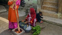 Sejumlah ibu membuat kuliner tradisional Tumbuak Maba saat Festival Matrilineal Limpapeh.