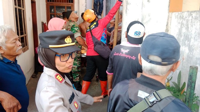Proses evakuasi Haryanto (66) dari atap rumah warga di Ngampilan, Jogja, Jumat (30/8/2024). Haryanto terlempar dari lantai 3 usai tersetrum saat memperbaiki antena radio.