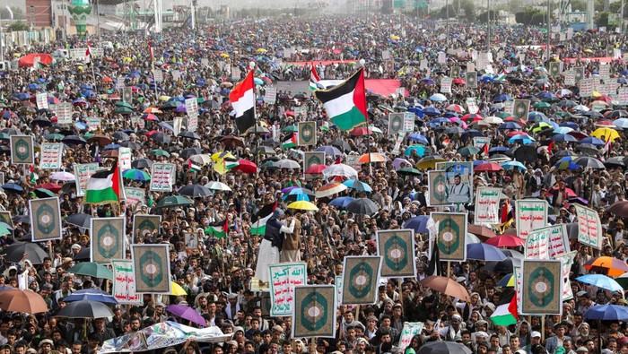 Protesters, mainly Houthi supporters, rally to show solidarity with Palestinians in the Gaza Strip, in Sanaa, Yemen August 30, 2024. REUTERS/Khaled Abdullah