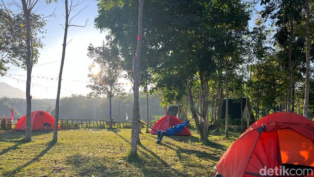 Menikmati kemah di Lembah Datu, Lombok Tengah.