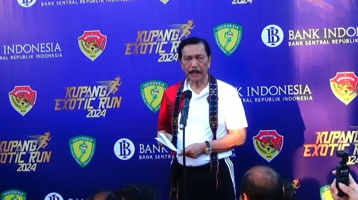 Luhut Binsar Pandjaitan saat membuka event Kupang Exotic Run di halaman kantor Gubernur NTT, Sabtu (31/8/2024). (Foto: Simon Selly/detikBali)