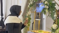 Pertama, food vlogger ini menunjukkan stall nasi mandhi dengan topping daging kambing empuk. Ia bilang makanan disediakan dari 2 pihak yaitu hotel dan katering. Foto: TikTok Tasyi Athasyia