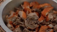 Tasyi memilihkan menu spesial untuk ulang tahun ke-60 Mama Ala. Salah satunya dengan menghadirkan menu bebek panggang dengan nasi hainan. Foto: TikTok Tasyi Athasyia