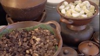 Tasyi bilang ibunya tak makan daging kambing atau ikan. Ia pun berinisiatif pesan empal gentong khas Cirebon. Foto: TikTok Tasyi Athasyia