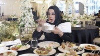 Tak melulu menu tradisional, dalam pesta yang digelar di hotel bintang 5 Jakarta itu juga ada menu Western. Smoked Salmon Gyutan salah satunya. Foto: TikTok Tasyi Athasyia
