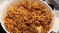 Ini ada makanan dari hotelnya, kata Tasyi seraya menunjukkan deretan pasta yang tersedia. Salah satunya ravioli mushroom truffle. Foto: TikTok Tasyi Athasyia