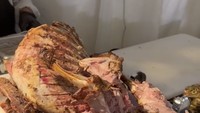 Tamu pesta juga dimanjakan dengan kambing guling yang spesial. Potongan dagingnya besar-besar dan teksturnya juicy! Foto: TikTok Tasyi Athasyia
