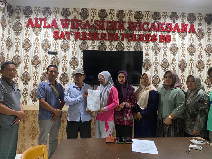 Momen guru pembuat konten marahi murid berdamai dengan orang tua korban