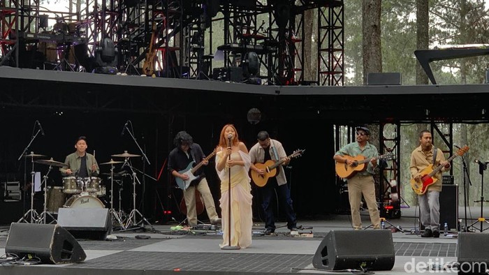 Nadin Amizah membuka konser Forestra 2024 di Lembang, Sabtu (31/8/2024).