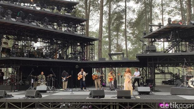 Nadin Amizah membuka konser Forestra 2024 di Lembang, Sabtu (31/8/2024).