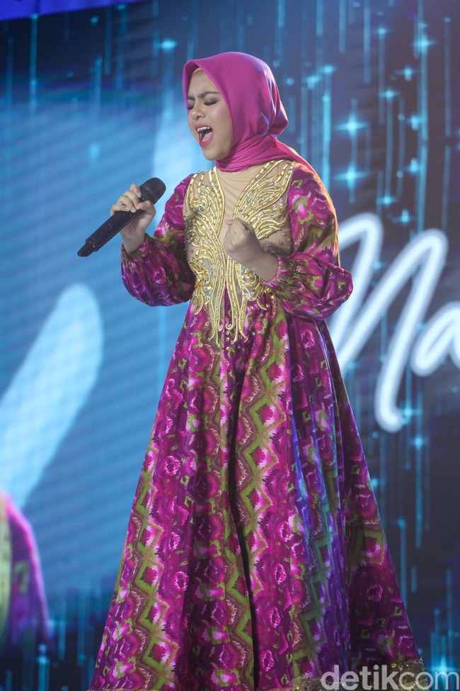 Indah Nada Puspita memberikan pujian atas suara merdu Nakeisha. “Wah perfect masya Allah, mimik wajahnya dan fokusnya itu kaya mendengarkan kaset. Semua note kamu hantam. Kamu masih muda banget Insya Allah kamu bisa menjadi seorang diva. Kamu sangat unik dengan memakai baju yang cantik ini,” ujarnya. Intan pun juga memuji penampilan Nakeisha (16 tahun) ketika bernyanyi.”Kamu tampil luar biasa dan sukses untuk kamu Nakeisha,” pungkas Intan. Ketika pengumuman pemenang, Nakeisha Syifa terpilih sebagai juara pertama Emeron Hijab Hunt 2024. Foto: Andhika Prasetia.