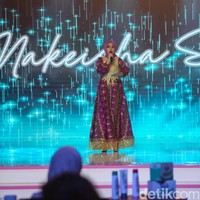 Saat grand final Emeron Hijab Hunt 2024, Nakeisha mendapatkan standing applause dari juri Anang Hermansyah, Intan Nuraini dan Indah Nada Puspita ewat suaranya yang menggelegar. Anang pun takjub ketika menonton aksi Nakeisha. “Saya melihat anak usia 16 tahun sudah memukau. Perjalanan musik aku 40 tahun aku kaget melihat kemampuan kamu tadi pertaruhan kamu mengambil nada, chordnya kamu ikuti dan kamu mengambil improvisasi ini over. Tidak akan melakukan itu berulang. Tidak perlu diteruskan dan akan mengingat keunikan kamu. Kamu itu calon superstar,” ungkap Anang. Foto: Andhika Prasetia.