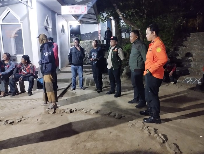 Operasi SAR mengevakuasi pendaki di Gunung Lawu, Kabupaten Karanganyar, Jumat (30/8/2024) malam.