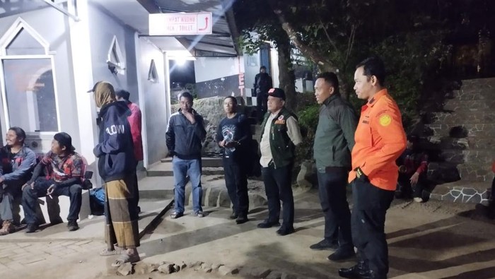 Operasi SAR mengevakuasi pendaki di Gunung Lawu, Kabupaten Karanganyar, Jumat (30/8/2024) malam.