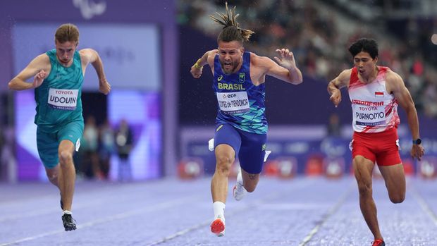 PARIS, FRANCE - AUGUST 30: Ricardo Gomes De Mendonca of Team Brazil, Saptoyogo Purnomo of Team India and Andrei Vdovin of Team Neutral Paralympics Athletes compete during the Men's 100m - T37 on day two of the Paris 2024 Summer Paralympic Games at Stade de France on August 30, 2024 in Paris, France. (Photo by Ezra Shaw/Getty Images)