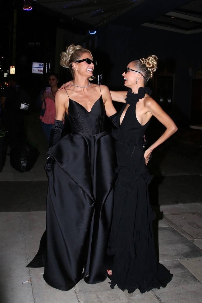 Mereka merayakan reuni tersebut dengan bersolek glamor untuk sebuah pemotretan di depan Teater Saban, Beverly Hills, AS, baru-baru ini. Kompak dalam balutan gaun hitam menjadi andalan keduanya.  (Foto: dok. Masion Met)