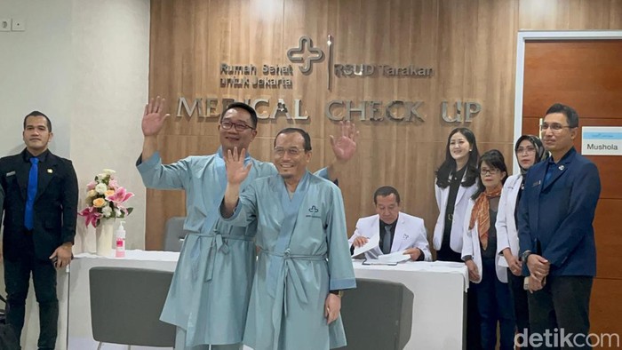 Pasangan calon gubernur-calon wakil gubernur Jakarta Ridwan Kamil (RK)-Suswono tiba di RSUD Tarakan, Jakarta Pusat untuk menjalani pemeriksaan kesehatan. (Rumondang/detikcom)
