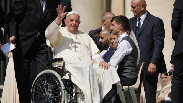 Paus Fransiskus melambaikan tangan saat meninggalkan tempat setelah audiensi umum mingguan di Lapangan Santo Petrus di Vatikan, Rabu, 28 Agustus 2024. (AP Photo/Andrew Medichini)