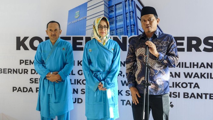 Bakal calon Gubernur dan Wakil Gubernur Banten Airin Rachmi Diany (kanan) dan Ade Sumardi (kiri) melambaikan tangan sebelum menjalani pemeriksaan kesehatan di RSUD Banten, Kota Serang, Banten, Sabtu (31/8/2024). Pasangan Airin Rachmi Diany dan Ade Sumardi menjalani pemeriksaan kesehatan sebagai syarat Pilgub Banten. ANTARA FOTO/Muhammad Bagus Khoirunas/wpa.