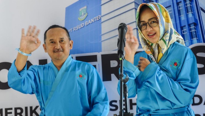 Pemeriksaan kesehatan Airin-Ade Sumardi Bakal calon Gubernur dan Wakil Gubernur Banten Airin Rachmi Diany (kanan) dan Ade Sumardi (kiri) melambaikan tangan sebelum menjalani pemeriksaan kesehatan di RSUD Banten, Kota Serang, Banten, Sabtu (31/8/2024). Pasangan Airin Rachmi Diany dan Ade Sumardi menjalani pemeriksaan kesehatan sebagai syarat Pilgub Banten. ANTARA FOTO/Muhammad Bagus Khoirunas/wpa.