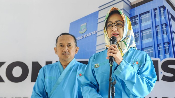 Pemeriksaan kesehatan Airin-Ade Sumardi Bakal calon Gubernur dan Wakil Gubernur Banten Airin Rachmi Diany (kanan) dan Ade Sumardi (kiri) melambaikan tangan sebelum menjalani pemeriksaan kesehatan di RSUD Banten, Kota Serang, Banten, Sabtu (31/8/2024). Pasangan Airin Rachmi Diany dan Ade Sumardi menjalani pemeriksaan kesehatan sebagai syarat Pilgub Banten. ANTARA FOTO/Muhammad Bagus Khoirunas/wpa.
