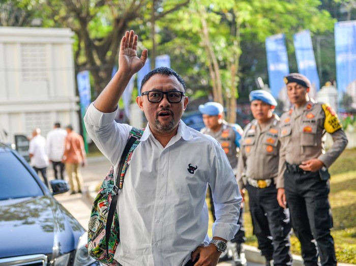 Pemeriksaan kesehatan bakal calon Gubernur dan Wakil Gubernur Jawa Barat Pasangan bakal calon Gubernur Jawa Barat dan Wakil Gubernur Jawa Barat Acep Adang (kanan) bersama Gitalis Dwi Natarina (kedua kiri) memberikan keterangan kepada awak media sebelum menjalani pemeriksaan kesehatan di Rumah Sakit Hasan Sadikin, Bandung, Jawa Barat, Sabtu (31/8/2024). Pasangan bakal calon Gubernur dan Wakil Gubernur Jawa Barat Acep Adang - Gitalis Dwi Natarina dan Jeje Wiradinata - Ronal Surapradja menjalani pemeriksaan kesehatan gelombang kedua sebagai syarat untuk menjadi calon pada Pilgub Jawa Barat. ANTARA FOTO/Raisan Al Farisi/wpa.