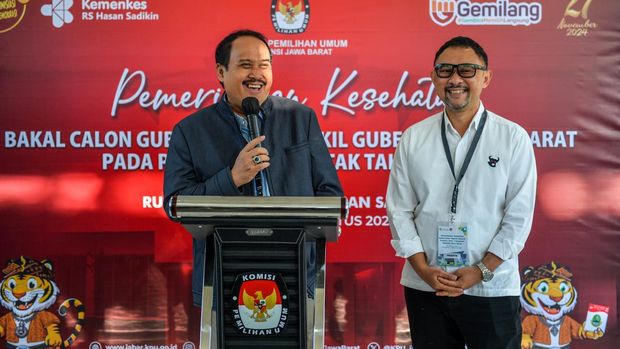 Pasangan bakal calon Gubernur Jawa Barat dan Wakil Gubernur Jawa Barat Acep Adang (kanan) bersama Gitalis Dwi Natarina (kedua kiri) memberikan keterangan kepada awak media sebelum menjalani pemeriksaan kesehatan di Rumah Sakit Hasan Sadikin, Bandung, Jawa Barat, Sabtu (31/8/2024). Pasangan bakal calon Gubernur dan Wakil Gubernur Jawa Barat Acep Adang - Gitalis Dwi Natarina dan Jeje Wiradinata - Ronal Surapradja menjalani pemeriksaan kesehatan gelombang kedua sebagai syarat untuk menjadi calon pada Pilgub Jawa Barat. ANTARA FOTO/Raisan Al Farisi/wpa.