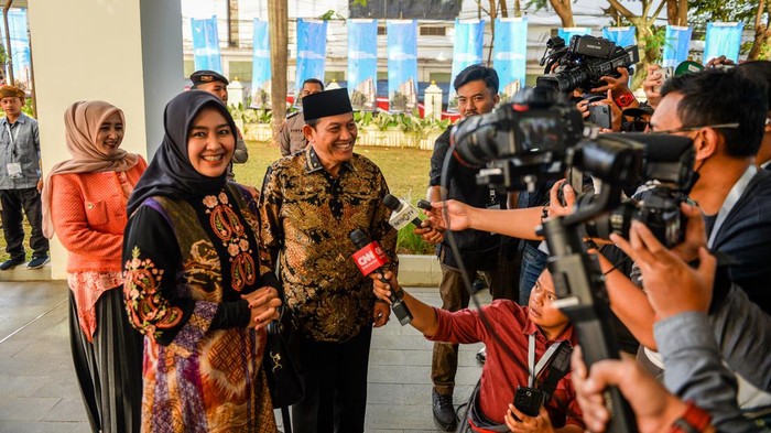 Pasangan bakal calon Gubernur Jawa Barat dan Wakil Gubernur Jawa Barat Acep Adang (kanan) bersama Gitalis Dwi Natarina (kedua kiri) memberikan keterangan kepada awak media sebelum menjalani pemeriksaan kesehatan di Rumah Sakit Hasan Sadikin, Bandung, Jawa Barat, Sabtu (31/8/2024). Pasangan bakal calon Gubernur dan Wakil Gubernur Jawa Barat Acep Adang - Gitalis Dwi Natarina dan Jeje Wiradinata - Ronal Surapradja menjalani pemeriksaan kesehatan gelombang kedua sebagai syarat untuk menjadi calon pada Pilgub Jawa Barat. ANTARA FOTO/Raisan Al Farisi/wpa.