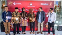 Ketua KPU Provinsi Jawa Barat Ummi Wahyuni (tengah) bersama Anggota KPU Provinsi Jawa Barat Adie Saputro (kiri) berbincang dengan pasangan bakal calon Gubernur Jawa Barat dan Wakil Gubernur Jawa Barat Jeje Wiradinata (kedua kanan), Ronal Surapradja (kanan) dan pasangan bakal calon Gubernur Jawa Barat dan Wakil Gubernur Jawa Barat Acep Adang (kedua kiri), Gitalis Dwi Natarina (ketiga kiri).