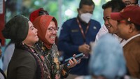 Ketua KPU Jatim Aang Kunaifi (kedua kanan) berbincang bersama bakal calon Gubernur Jatim yang diusung PKB, Luluk Nur Hamidah (kiri) dan bakal calon Gubernur Jatim yang diusung PDIP dan Hanura, Tri Rismaharini (kedua kiri) sebelum menjalani pemeriksaan kesehatan di Gedung Soetomo Transplant Organ Center (STOC) RSUD Dr Soetomo, Surabaya, Jawa Timur, Sabtu (31/8/2024).
