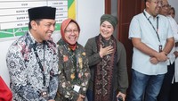Bakal calon Gubernur dan Wakil Gubernur Jatim yang diusung PDIP dan Hanura, Tri Rismaharini (kedua kiri) dan Zahrul Azhar Asumta (kiri) bersama Bakal calon Gubernur dan Wakil Gubernur Jatim yang diusung PKB Luluk Nur Hamidah (kedua kanan) dan Lukmanul Khakim (kanan) menjawab pertanyaan wartawan sebelum menjalani pemeriksaan kesehatan di Gedung Soetomo Transplant Organ Center (STOC) RSUD Dr Soetomo, Surabaya, Jawa Timur, Sabtu (31/8/2024).