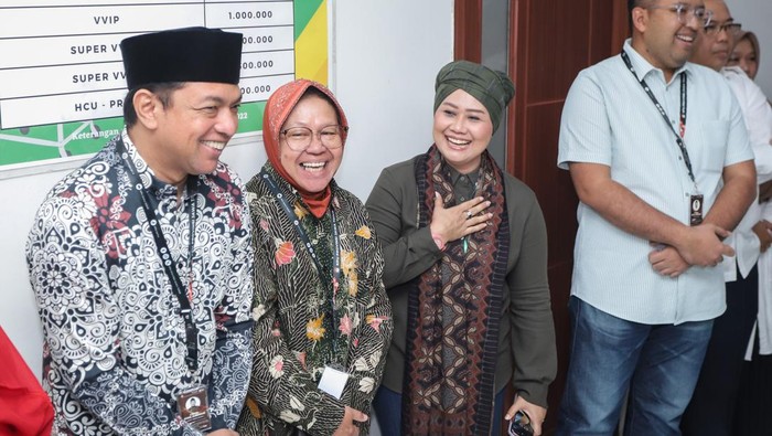 Pemeriksaan kesehatan bakal calon Gubernur dan Wakil Gubernur Jawa Timur Bakal calon Gubernur dan Wakil Gubernur Jatim yang diusung PDIP dan Hanura, Tri Rismaharini (kedua kiri) dan Zahrul Azhar Asumta (kiri) bersama Bakal calon Gubernur dan Wakil Gubernur Jatim yang diusung PKB Luluk Nur Hamidah (kedua kanan) dan Lukmanul Khakim (kanan) menjawab pertanyaan wartawan sebelum menjalani pemeriksaan kesehatan di Gedung Soetomo Transplant Organ Center (STOC) RSUD Dr Soetomo, Surabaya, Jawa Timur, Sabtu (31/8/2024). Pasangan Risma - Gus Hans dan Luluk - Lukman menjalani pemeriksaan kesehatan sebagai kelengkapan persyaratan untuk maju dalam Pilkada 2024. ANTARA FOTO/Rizal Hanafi/wpa.