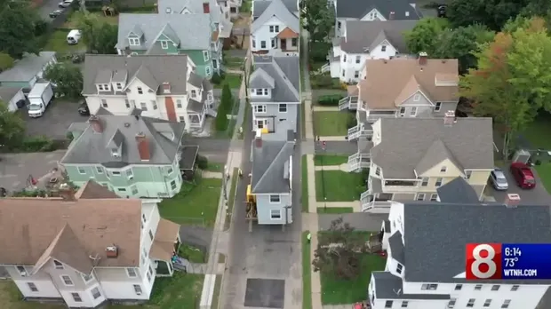 Penampakan 4 rumah di Connecticut yang dipindahkan/Tangkapan layar/Youtube WTNH Penampakan 4 rumah di Connecticut yang dipindahkan tanpa dirobohkan.
