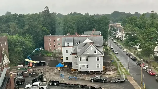 Penampakan 4 rumah di Connecticut yang dipindahkan tanpa dirobohkan.