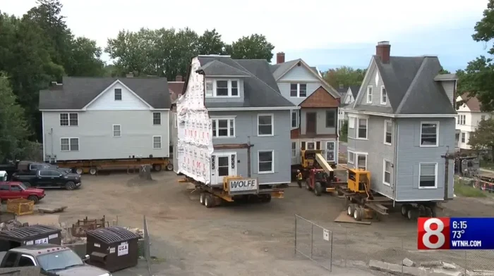 Penampakan 4 rumah di Connecticut yang dipindahkan dengan cara diarak.