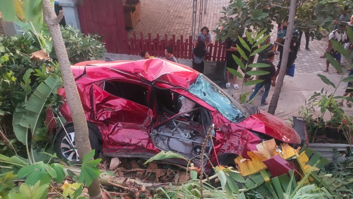 Penampakan mobil Brio merah yang ringsek ditabrak KA barang