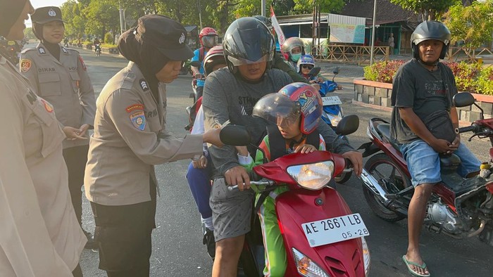 Pengendara motor di Ngawi dapat cokelat dari Polwan
