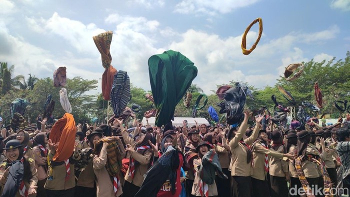 Permainan tradisional atau kaulinan lembur di peringatan Hari  Pramuka ke-63 di Ciamis, Sabtu (31/8/2024).