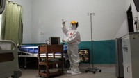 Seorang perawat mempersiapkan ruangan isolasi khusus pasien positif terjangkit cacar monyet atau mongkeypox (Mpox) di Rumah Sakit Umum Daerah (RSUD) Dumai, Riau, Sabtu (31/8/2024).