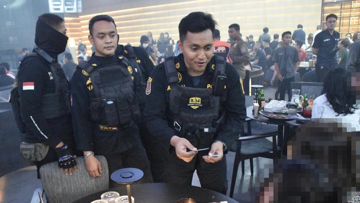 Petugas gabungan razia di klub malam Surabaya