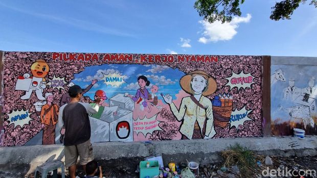 Para seniman saat menyulap tembok Pasar Seni Gabusan menjadi mural, Sabtu (31/8/2024).