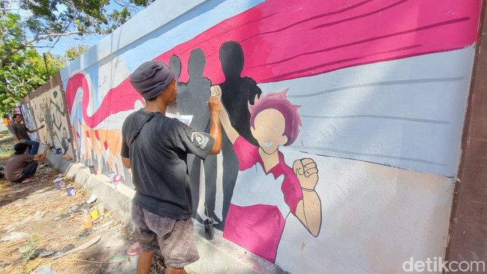 Para seniman saat menyulap tembok Pasar Seni Gabusan menjadi mural, Sabtu (31/8/2024).