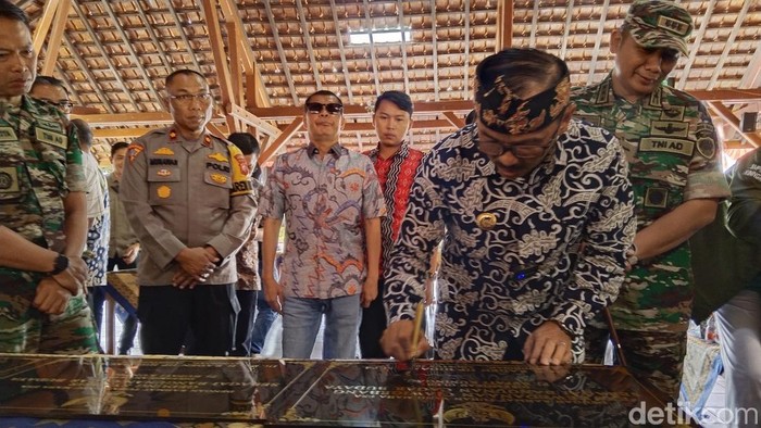 Pj Bupati Kuningan Iip Hidajat menandatangani 13 prasasti objek cagar budaya