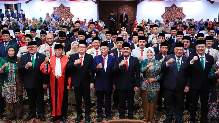 Pj Gubernur Adhy Karyono menghadiri pengambilan sumaph anggota DPRD Jatim